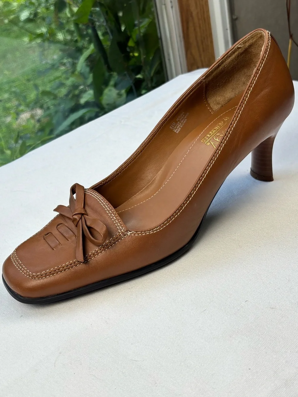 AEROSOLES Petunia Brown Leather Pumps Size 8.5 Kitten Heel Square Toe with Bow